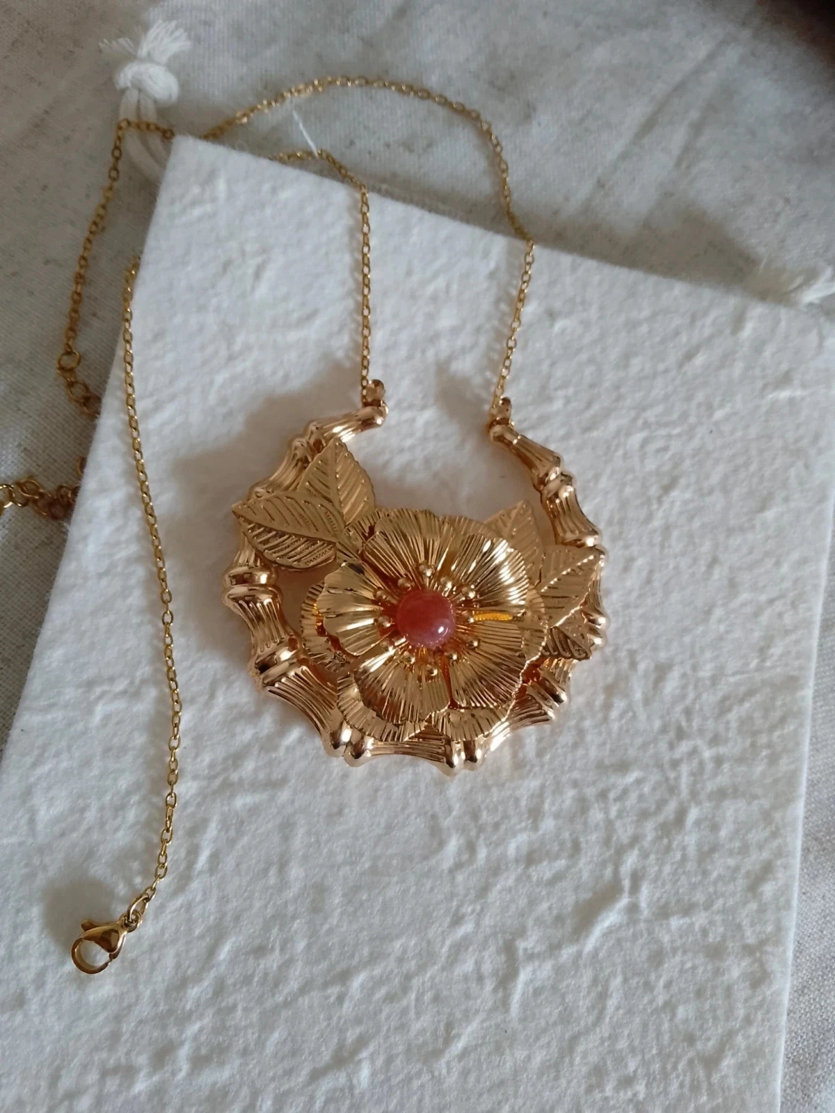 Collier pendentif bohème fleur dorée pierre du soleil